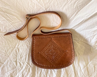 Bolso de cuero marroquí Boho Crossbody Bag, bolso de hombro de cuero genuino hecho a mano, bolso de cuero auténtico, regalo para ella