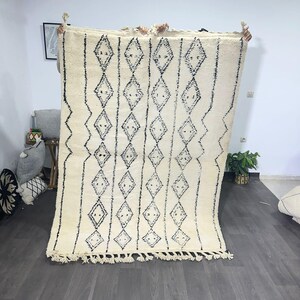 Handmade Moroccan Beni Ourain Rug: Berber Living Room Carpet (221x151cm)