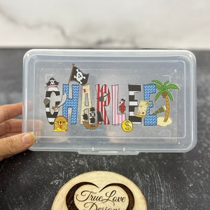 Gepersonaliseerde pennenbakjes, piratenpotlooddoos, terug naar schoolbenodigdheden, kunstdoos, gepersonaliseerd etui voor kinderen, pennenbakje aangepaste naam