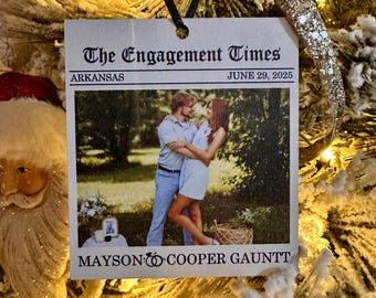 Aangepast krantenornament verloving – Gepersonaliseerde foto kerstaandenken – Cadeau verloofd stel – Aankondiging trouwdatum
