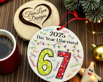 67 Het jaar dat ik overleefde | Grappig Gen Z kerstornament | Afstudeercadeau tiener | Ornament 2025