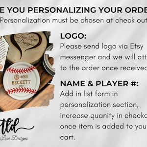 Puede incluir: Una tapa de tarro con tem&aacute;tica de b&eacute;isbol con el nombre "BECKETT" y el n&uacute;mero "99" en un dise&ntilde;o rojo y blanco. La imagen tambi&eacute;n incluye texto sobre personalizaci&oacute;n y un logotipo de "True Love Designs".