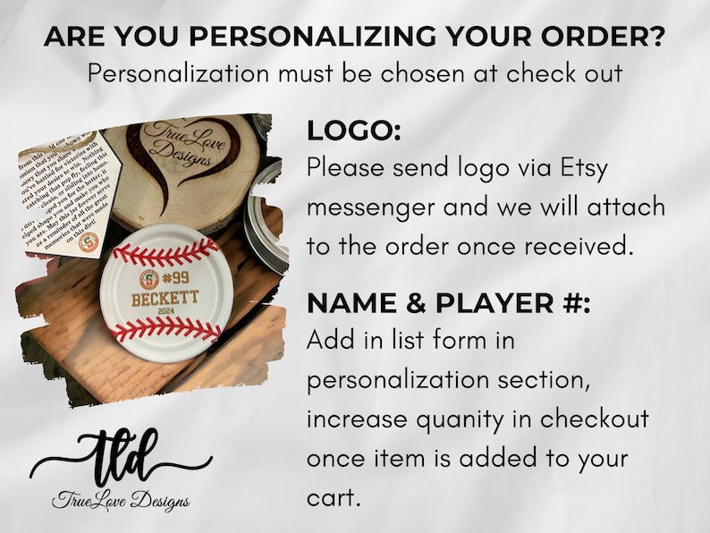 Puede incluir: Una tapa de tarro con tem&aacute;tica de b&eacute;isbol con el nombre "BECKETT" y el n&uacute;mero "99" en un dise&ntilde;o rojo y blanco. La imagen tambi&eacute;n incluye texto sobre personalizaci&oacute;n y un logotipo de "True Love Designs".