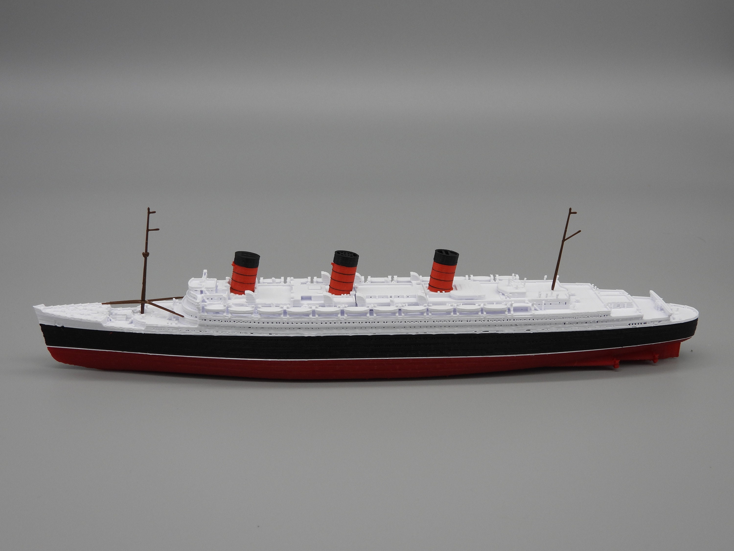 クイーン・メリー号 ペーパーモデル - チャドバレー カンパニー Amazon | 3D 組み立て模型 ペーパークラフト 船 1/400スケール