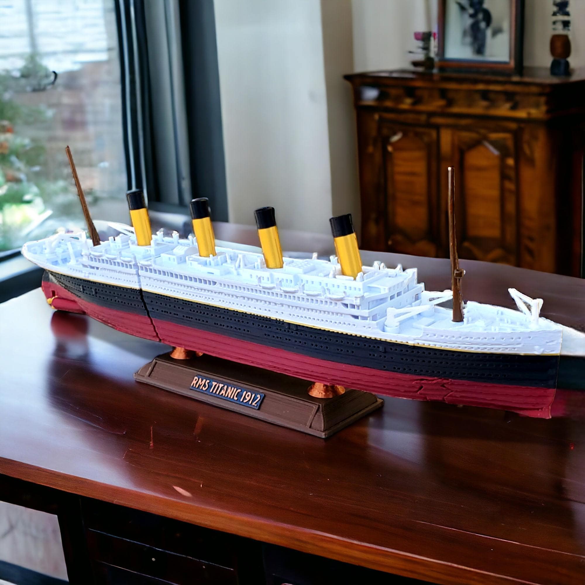 タイタニック号潜水艇モデル：暗闇で光る氷山とスタンド付きで浮かんで