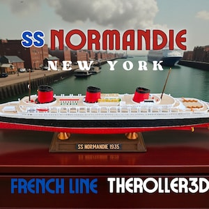 Pode incluir: Um modelo detalhado do transatlântico SS Normandie, com um esquema de cores vermelho, preto e branco. O modelo inclui o texto "SS Normandie New York" e "SS Normandie 1935". Apresentado numa base castanha.
