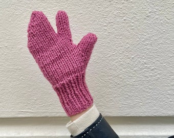 tabi mittens knitting pattern | beginner friendly gloves knitting pattern, easy mitten knitting pattern