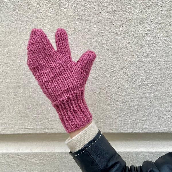 tabi mittens knitting pattern | beginner friendly gloves knitting pattern, easy mitten knitting pattern