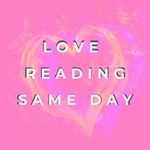 Pode incluir: Fundo rosa com uma forma de coração amarela e roxa. O texto "LOVE READING SAME DAY" está escrito em letras brancas com contornos pretos.