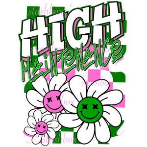 Puede incluir: Gráfico verde y rosa con el texto "HIGH MAINTENANCE" en una fuente de estilo graffiti. El gráfico está rodeado de tres margaritas blancas con caras sonrientes rosas y verdes.