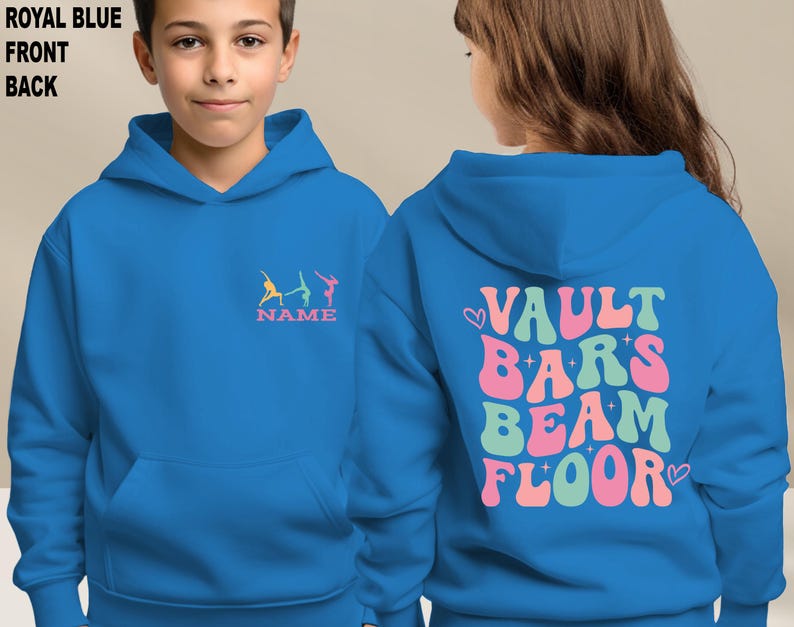 Puede incluir: Sudadera con capucha azul real con bolsillo delantero y capucha. La parte delantera presenta un dise&ntilde;o de gimnasia colorido con la palabra "NAME" debajo. La parte trasera muestra las palabras "VAULT BARS BEAM FLOOR" en una fuente retro.