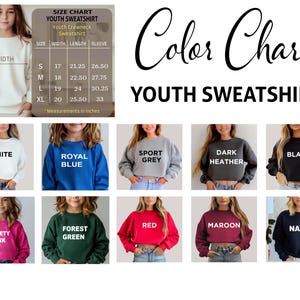 Puede incluir: Tabla de colores para sudaderas juveniles, con colores como blanco, azul real y negro. La imagen tambi&eacute;n muestra una tabla de tallas con medidas en pulgadas para las tallas S a XL. El texto "Youth Sweatshirt" es visible.
