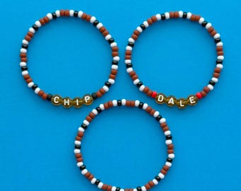 Pulseras de cuentas con el nombre de Chip y Dale