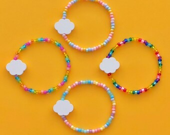 Houten armbanden met witte wolkkralen