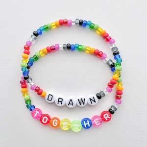 Braccialetti di perline disegnati insieme dall&#39;arte dell&#39;animazione