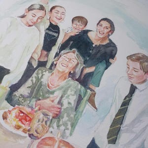 Peinture à l'aquarelle de famille, certaines souriantes et riant. La peinture a une palette de couleurs claires, mettant l'accent sur les visages et les expressions.