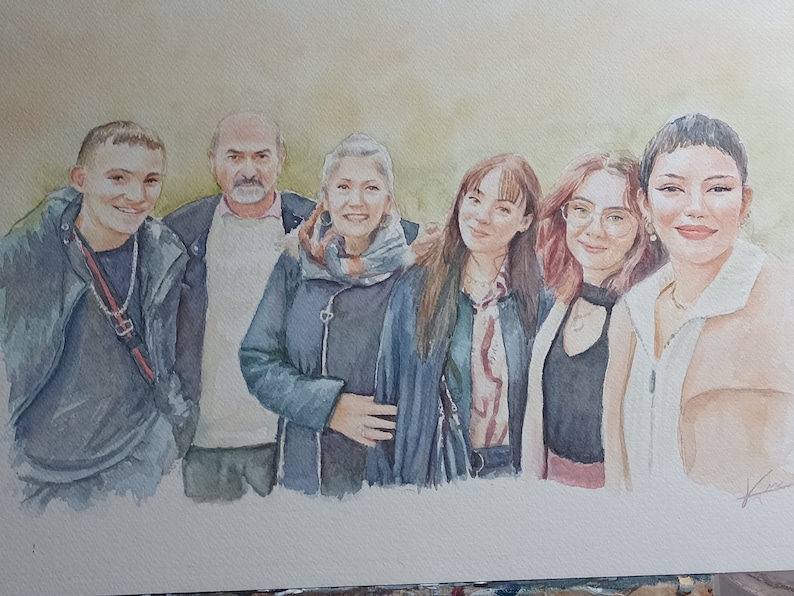 Peinture à l'aquarelle représentant six personnes réalisée à partir d'une même photo.L'œuvre présente des couleurs douces et met l'accent sur les visages et le haut du corps des sujets. Le style est réaliste avec une touche artistique.