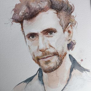 Retrato pintado a mano con tinta y acuarela: Obra de arte personalizada y estilizada sobre papel.