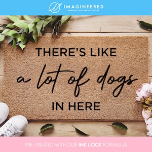 Il y a comme beaucoup de chiens ici Tapis de porte - Paillasson personnalisé - Paillasson pour animaux de compagnie - Tapis de porte pour chien drôle - Cadeau de famille - Cadeau d’amoureux des chiens