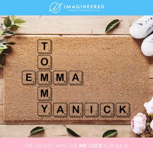 Felpudo personalizado con fichas de Scrabble - Felpudo familiar personalizado con fichas de Scrabble - Felpudo decorativo para el hogar con fichas de Scrabble - Felpudo divertido - Regalo con nombres de familia