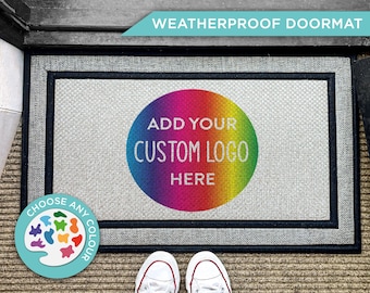 Puede incluir: Felpudo impermeable con fondo blanco y borde negro. El felpudo tiene un círculo arcoíris con el texto "Añade tu logotipo personalizado aquí". Hay un círculo más pequeño con una paleta de pintura y el texto "Elige cualquier color".