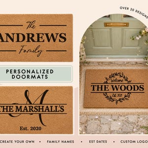 Könnte beinhalten: Drei rechteckige, hellbraune Kokosfasermatten mit schwarzem Text und Grafiken. Eine zeigt 'The Andrews Family', eine andere 'The Marshall's' mit einem großen M und die dritte 'The Woods' mit einem Kranz und der Aufschrift 'Est. 2021'.