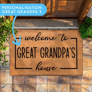 Puede incluir: Una alfombra de coco marrón con texto negro que dice "Bienvenido a la casa del bisabuelo".