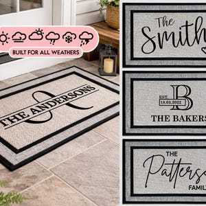 Könnte beinhalten: Personalisierte Fußmatten mit neutralem Farbschema und schwarzen Rändern. Eine Matte zeigt "The Andersons" mit einem großen Initial, während andere Familiennamen wie "The Smiths" und "The Bakers" zeigen. Die Matten sind für alle Wetterbedingungen geeignet.
