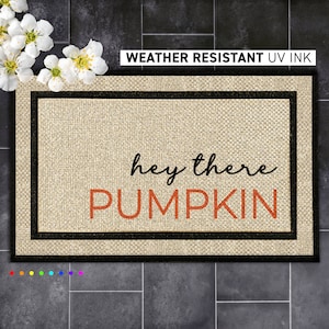 Herbstmatte Veranda-Dekor – Hey Pumpkin Waschbare Matte – Herbstliche Veranda-Dekoration – Hey There Pumpkin Zitat