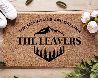 Felpudo de camping - Las montañas te llaman - Felpudo personalizado para campistas - Felpudo con nombre personalizado - Felpudo de bienvenida para camping - Viajes