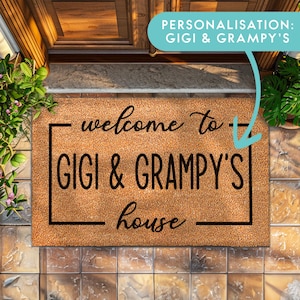 Puede incluir: Una alfombra de coco marrón con texto negro que dice "bienvenido a la casa de Gigi & Grampy".