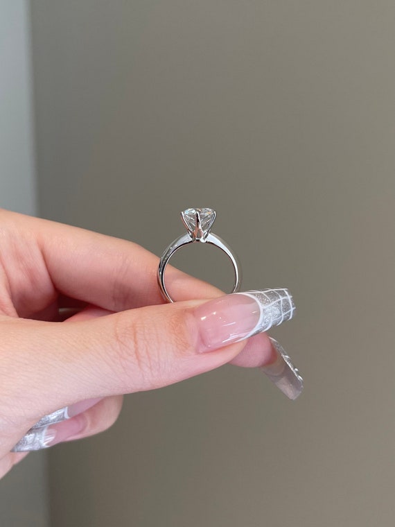 Brandewijn behandeling Appartement 2 Carat Brilliant Round Moissanite Classic 6-prong Knife Edge - Etsy Brandewijn behandeling Appartement 2 Carat Brilliant Round Moissanite Classic 6-prong Knife Edge - Etsy