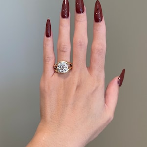 5 Karat Brilliant Runde Moissanite 4-Zacken Split Schaft Solitär Vintage Low Profil Verlobungsring, D VVS1, 10K, 14K, 18K Gold & PT950