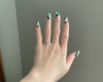 Anello di fidanzamento solitario con alone nascosto a 4 punte e moissanite taglio smeraldo da 2 carati