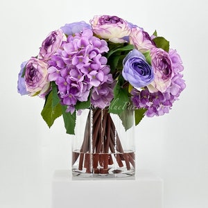 Arreglo de hortensias y ranúnculos morados: centro de mesa floral artificial de seda azul