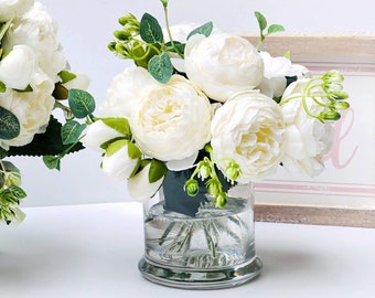 Composition de pivoines roses blanches ou roses, faux centre de table artificiel, fleurs en soie dans un vase en verre pour décoration par Blue Paris Flowers