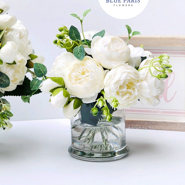 Composition de pivoines roses blanches ou roses, faux centre de table artificiel, fleurs en soie dans un vase en verre pour décoration par Blue Paris Flowers