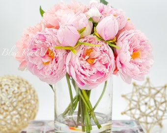 Arrangement roze pioenrozen: middelpunt van imitatiebloemen in glazen vaas