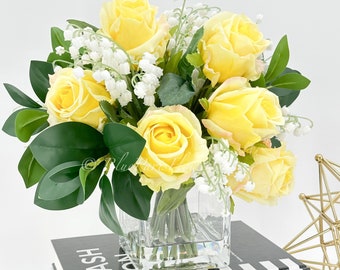 Arreglo de rosas de toque real amarillo, pieza central de imitación artificial, lirios del valle de flores francesas únicas en jarrón de vidrio decoración del hogar regalo floral