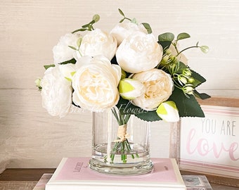 Arreglo de peonía de rosa blanca, centro de mesa artificial falso, flores de seda en jarrón de vidrio para decoración del hogar diseñado por Blue Paris Flowers