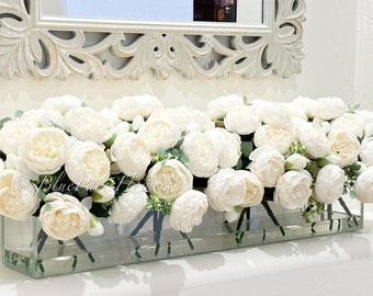 Arrangement witte rozenpioen: modern middelpunt van imitatiebloemen in glazen vaas