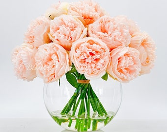 Roze pioenarrangement: nepzijden bloemen in glazen vaas
