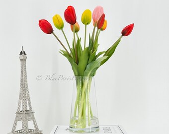 Arreglo de tulipanes con tacto real: moderno centro de mesa con flores artificiales en jarrón de vidrio
