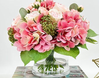 Composizione floreale con rose rosa e ortensie: centrotavola in finta seta in vaso di vetro