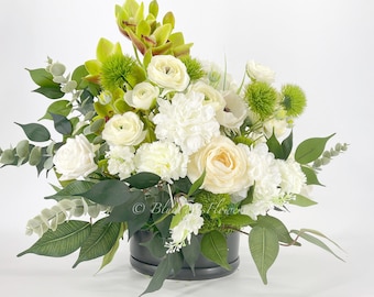 Composizione floreale in seta con ortensia bianca: centrotavola con peonie finte