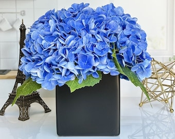 Composizione di ortensie blu cielo: fiori finti realistici in vaso nero