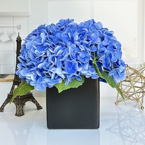 Arreglo de hortensias azul cielo: flores artificiales de tacto real en jarrón negro