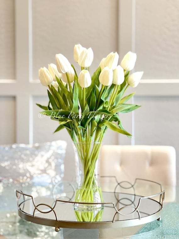 Centrotavola con disposizione moderna di tulipani bianchi Real Touch da 20  / Fiori artificiali finti Real Touch per sempre in vaso di vetro / Fiori  finti in vaso -  Italia