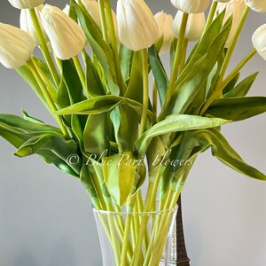 Real Touch White Tulip Arrangement: Modernt konstblommigt mittpunktsdekor bild 3