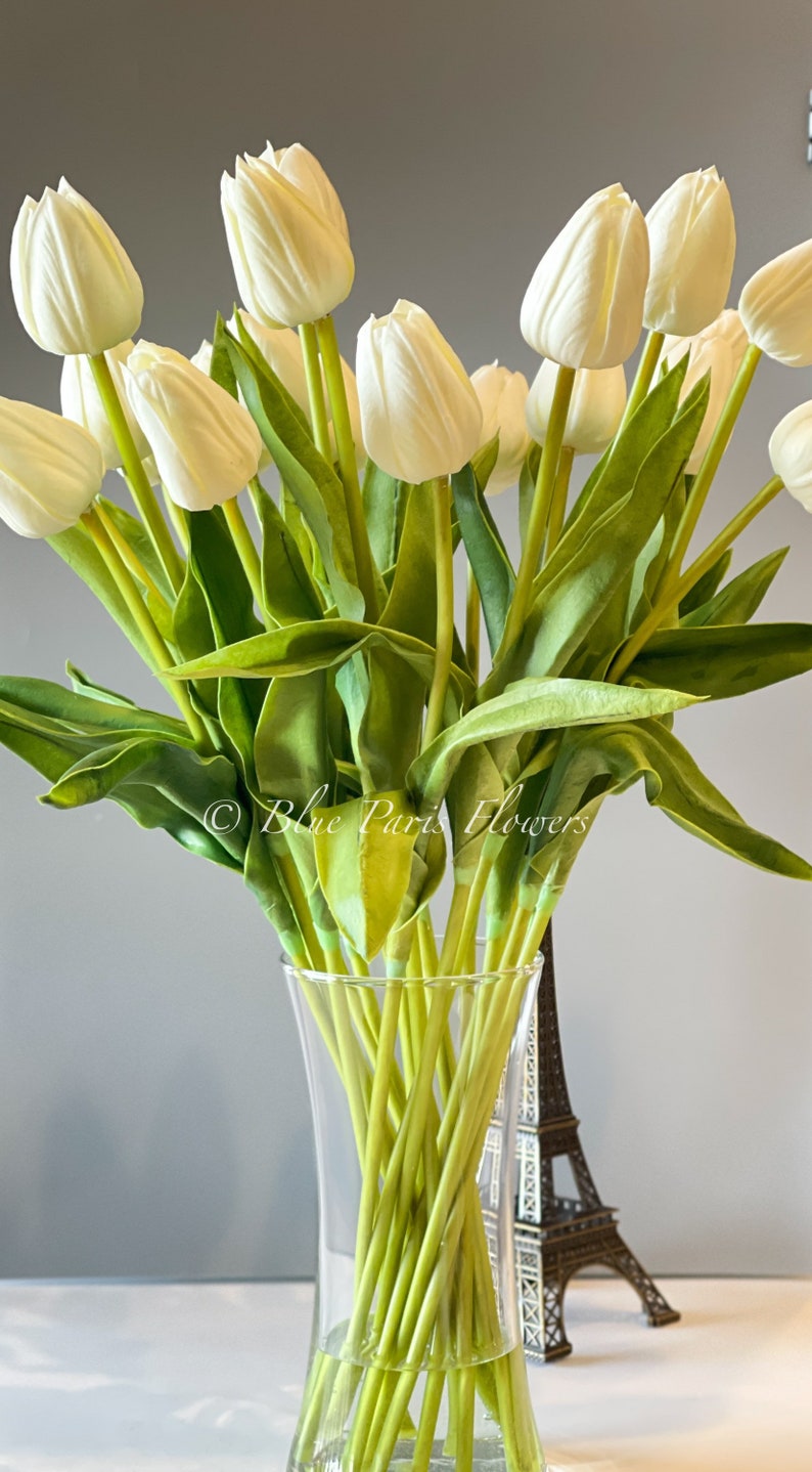 Real Touch White Tulip Arrangement: Modernt konstblommigt mittpunktsdekor bild 3